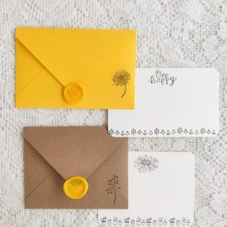 Envelope artesanal de abelha com cartão e lacre de cera